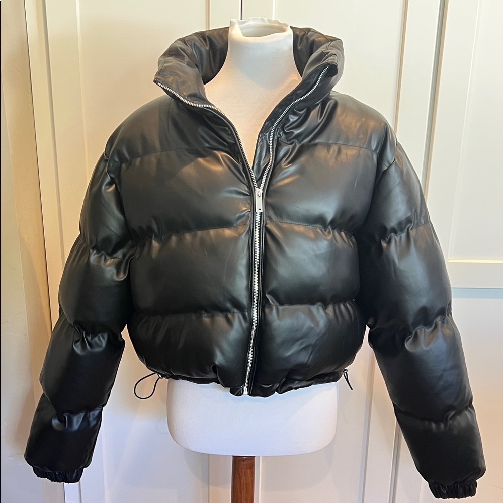 Anwnd Women's Matte Black Cropped Puffer Jacket with High Collar Size L